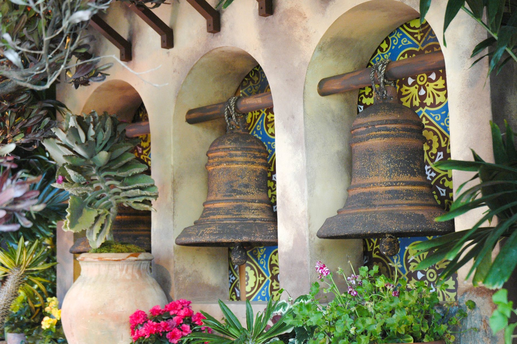 Themed environment detail